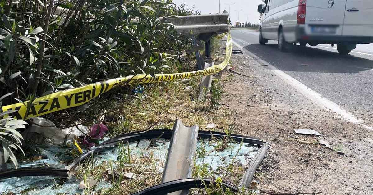Urfa'da otomobil bariyerlere çarptı: 1 ölü, 2 yaralı 1 Urfa'da otomobil bariyerlere çarptı: 1 ölü, 2 yaralı