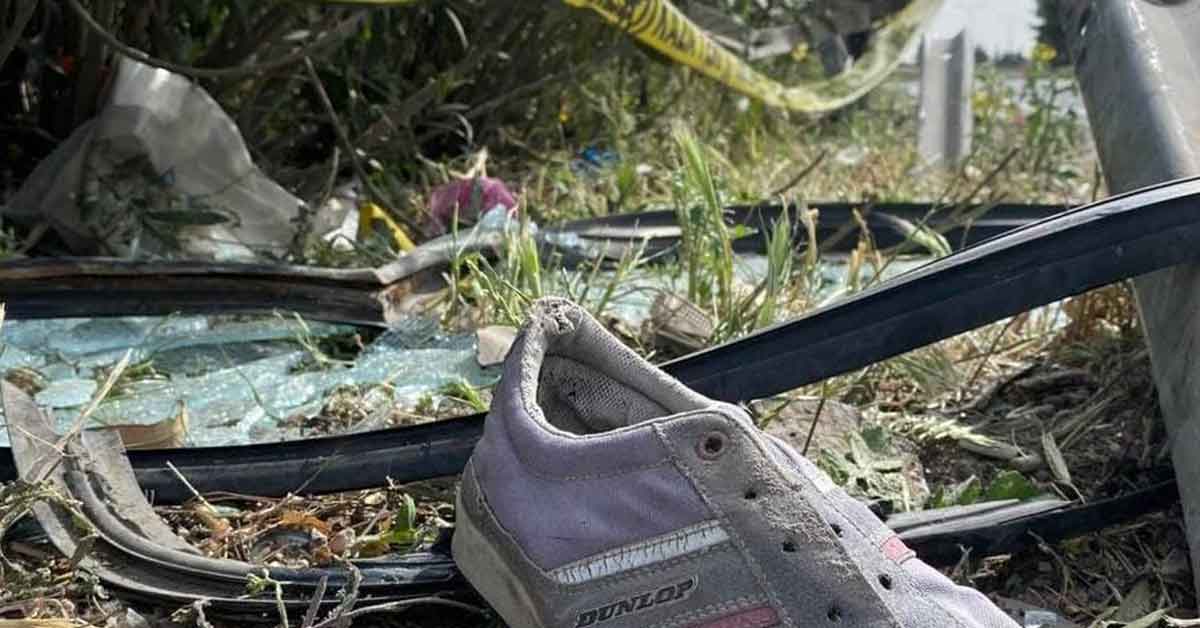 Urfa'da otomobil bariyerlere çarptı: 1 ölü, 2 yaralı 2 Urfa'da otomobil bariyerlere çarptı: 1 ölü, 2 yaralı