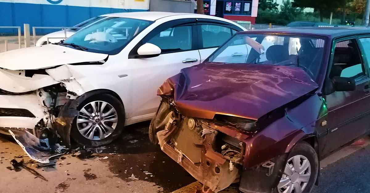 Altgeçide hızlı girince kazayı beraberinde getirdi