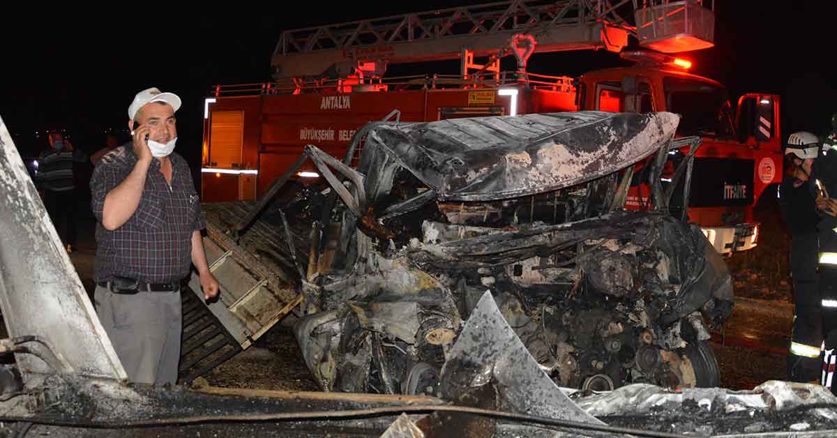 Feci kaza: 2 kişi araç içinde yanarak öldü
