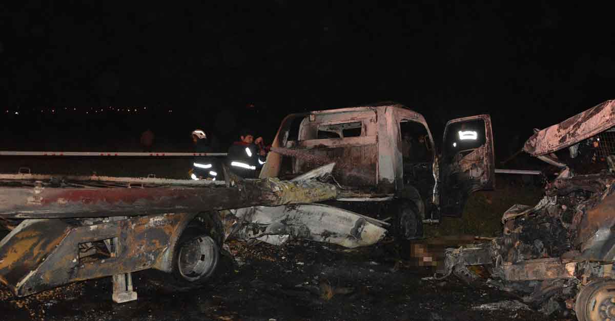 Feci kaza: 2 kişi araç içinde yanarak öldü 1 Feci kaza: 2 kişi araç içinde yanarak öldü