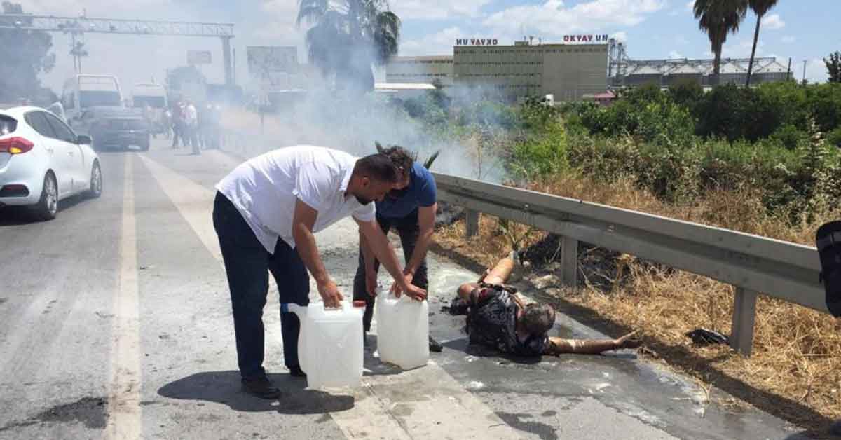 Alevler arasında kalan araçtan yanarak çıktı 1 aracı yandi