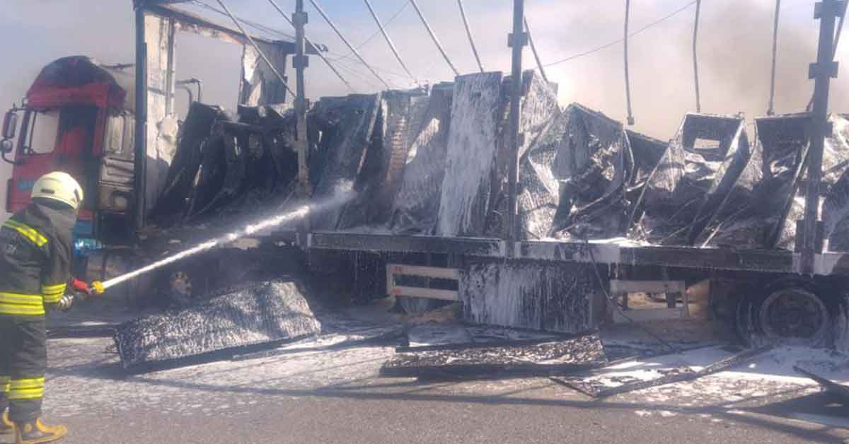Beyaz eşya yüklü tır alev alev yandı