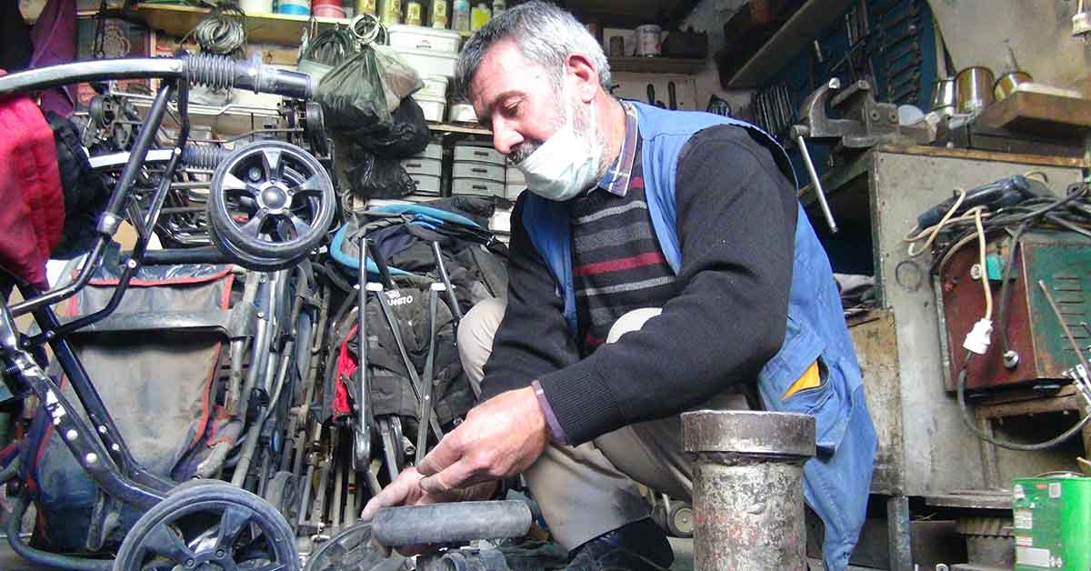Urfa'da Bozulan bebek arabalarını onararak iki aileyi geçindiriyorlar 2 Urfa'da Bozulan bebek arabalarını onararak iki aileyi geçindiriyorlar