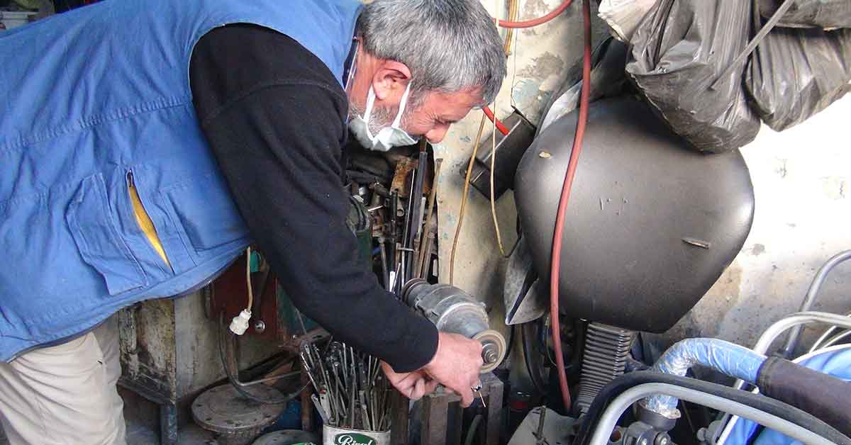 Urfa'da Bozulan bebek arabalarını onararak iki aileyi geçindiriyorlar 3 Urfa'da Bozulan bebek arabalarını onararak iki aileyi geçindiriyorlar