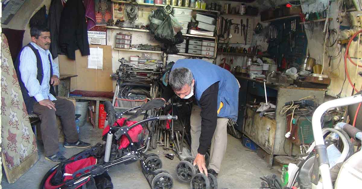 Urfa'da Bozulan bebek arabalarını onararak iki aileyi geçindiriyorlar 1 Urfa'da Bozulan bebek arabalarını onararak iki aileyi geçindiriyorlar