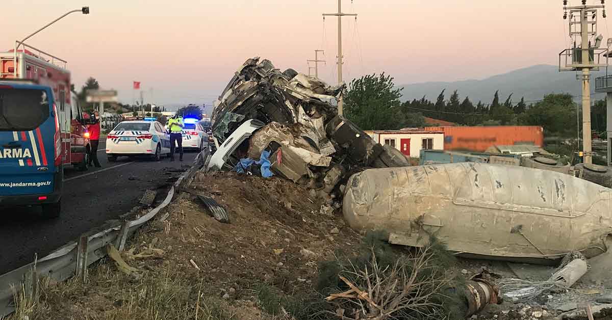 Çimento yüklü tır devrildi: 2 ölü