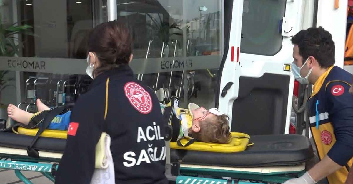Evin önünde oynayan çocuğa otomobil çarptı