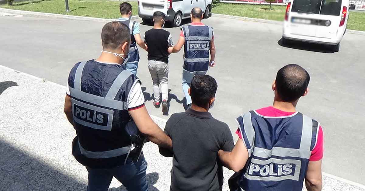 Altınlarını aldılar, evi de isteyince yakalandılar 2 Parasını ve altınlarını aldılar, evi de isteyince yakalandılar