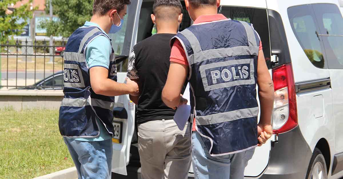 Altınlarını aldılar, evi de isteyince yakalandılar 4 Parasını ve altınlarını aldılar, evi de isteyince yakalandılar