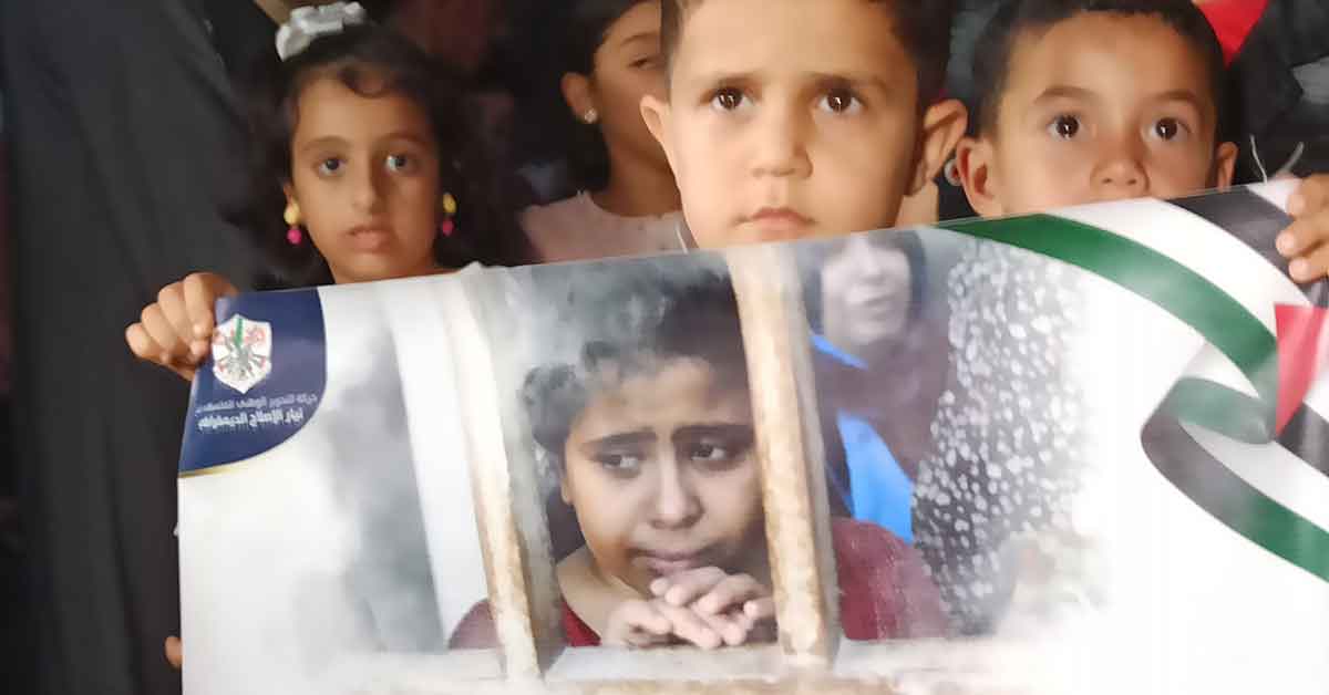 Filistinli çocuklar, İsrail saldırılarında ölen akranlarını andı