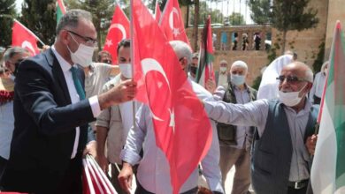 Urfa'da Vatandaşlara Türk ve Filistin bayrağı dağıtıldı