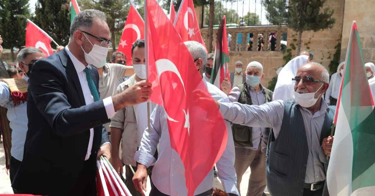 Urfa'da Vatandaşlara bayrak dağıtıldı 1 Urfa'da Vatandaşlara Türk ve Filistin bayrağı dağıtıldı