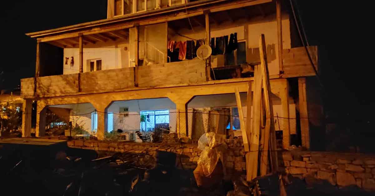 İftarı beklerken yaslandıkları balkon duvarı devrildi: 3 yaralı
