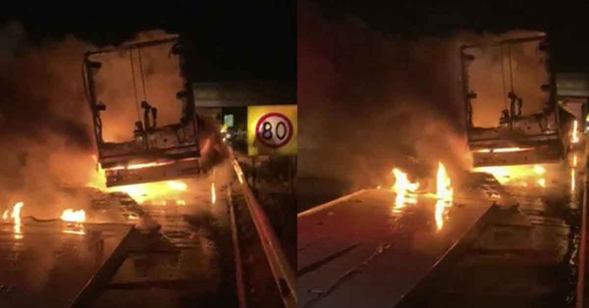 Köpük tabak yüklü TIR'ın dorsesi alev alev yandı 1 Köpük tabak yüklü TIR'ın dorsesi alev alev yandı
