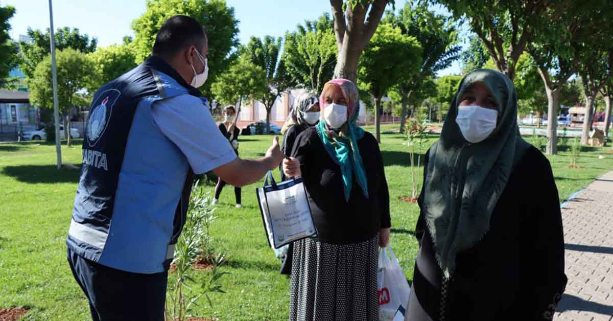 Şanlıurfada 65 yaş üstüne kolonya ve lokum dağıtıldı 3 kolonya seker