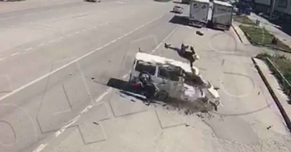 Motosikletten fırlayıp minibüsün üstüne düştü 1 motosikletten firladi