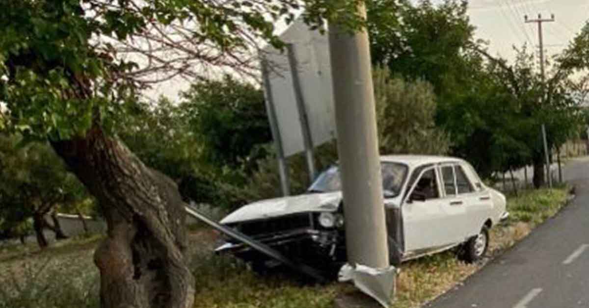 Otomobil elektrik direğine çarptı: 1 yaralı 1 Otomobil elektrik direğine çarptı: 1 yaralı