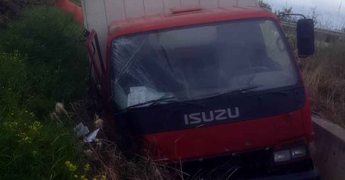 Kamyonet su kanalına uçtu: 1 yaralı 1 Kamyonet su kanalına uçtu: 1 yaralı