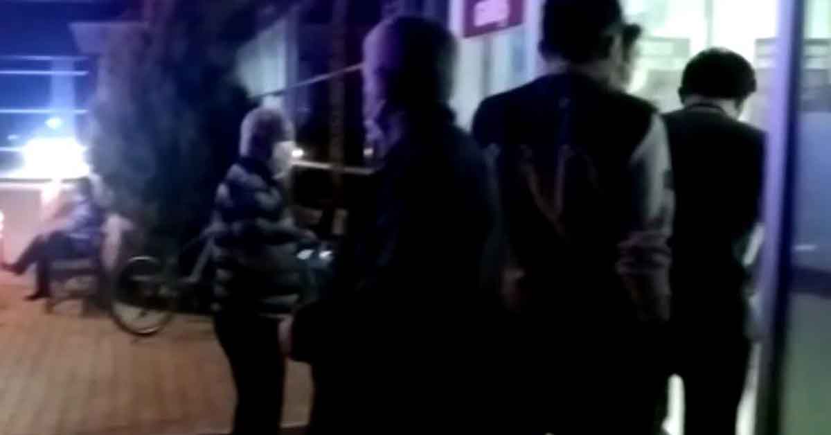 Tarla sürerken 10 yerinden arı soktu 1 Tarla sürerken 10 yerinden arı soktu