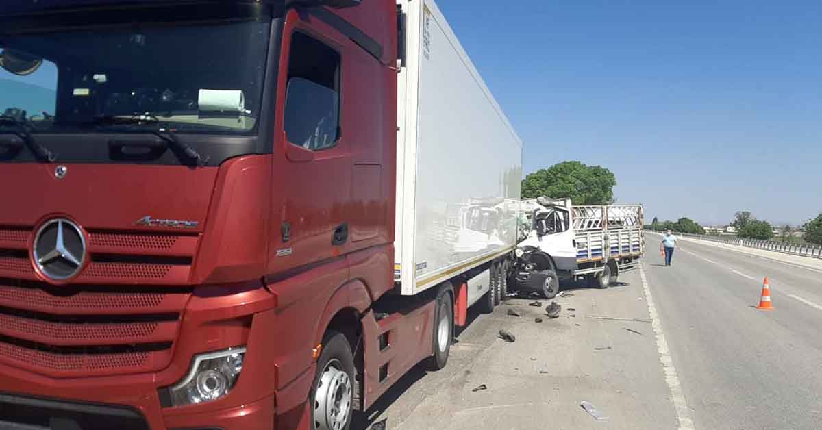 Kamyonet duran tıra arkadan çarptı: 1 ölü 2 Kamyonet duran tıra arkadan çarptı: 1 ölü