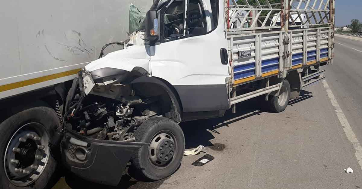 Kamyonet duran tıra arkadan çarptı: 1 ölü 1 Kamyonet duran tıra arkadan çarptı: 1 ölü