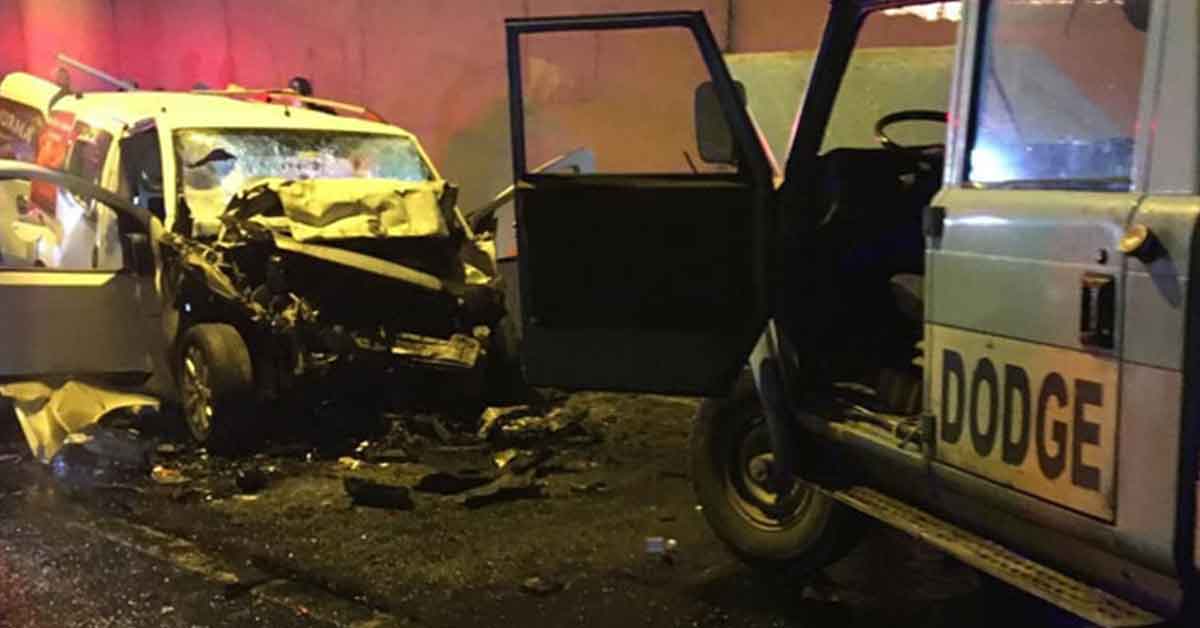 Feci kaza: 2 araç kafa kafaya çarpıştı 2 ölü, 2 yaralı