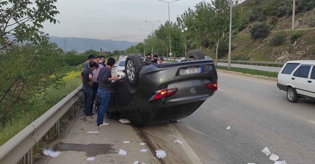 Ağacı yerinden sökerek takla attı: 1 yaralı 2 Aydınlatma direği ve ağacı yerinden sökerek takla attı: 1 yaralı