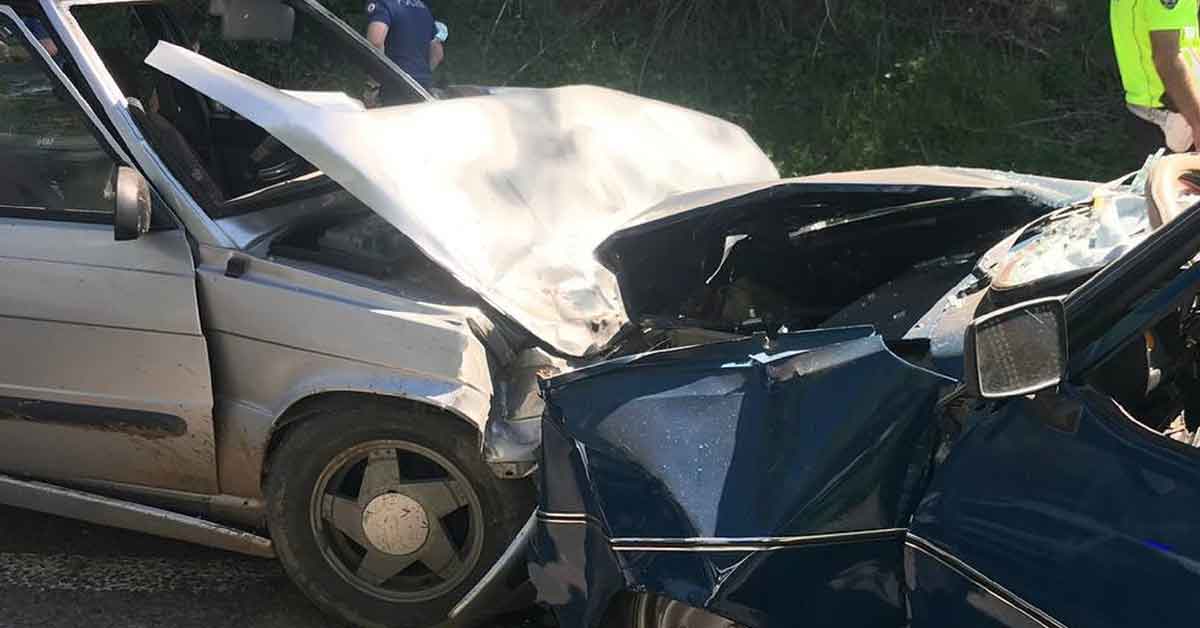 Otomobiller kafa kafaya çarpıştı: 6 yaralı
