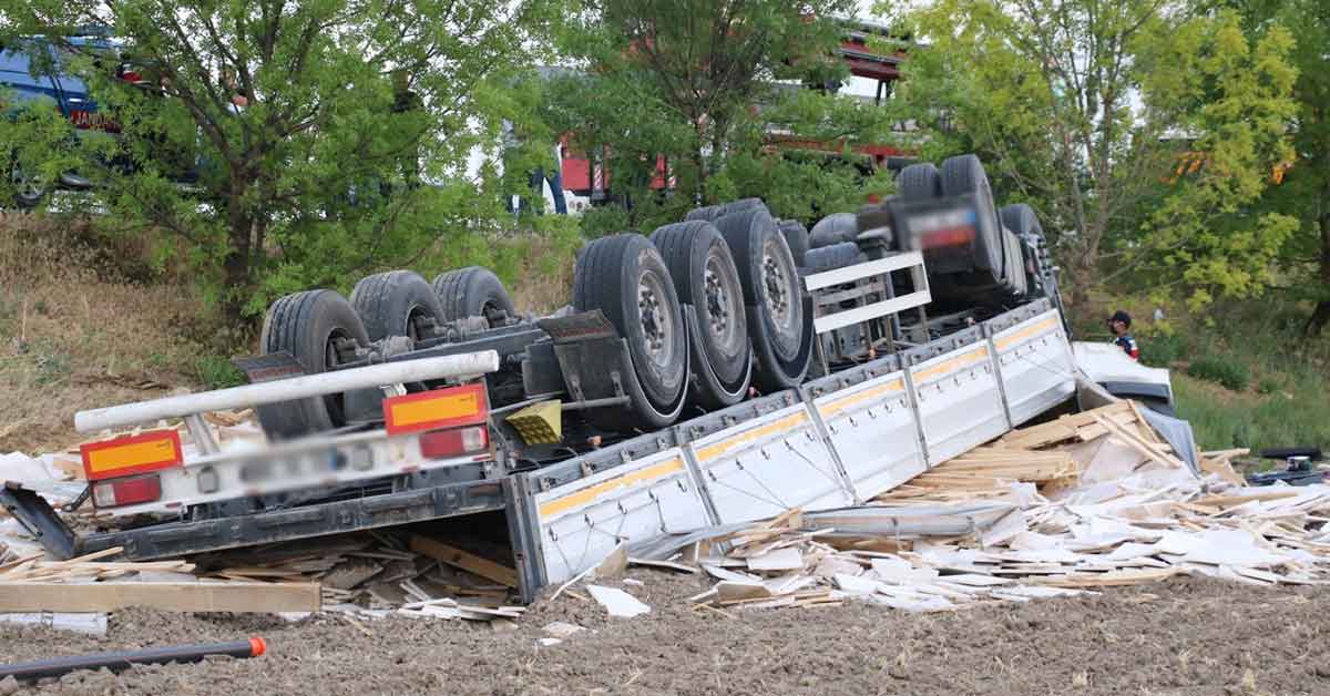 Mermer yüklü tır devrildi baba öldü oğlu ağır yaralandı