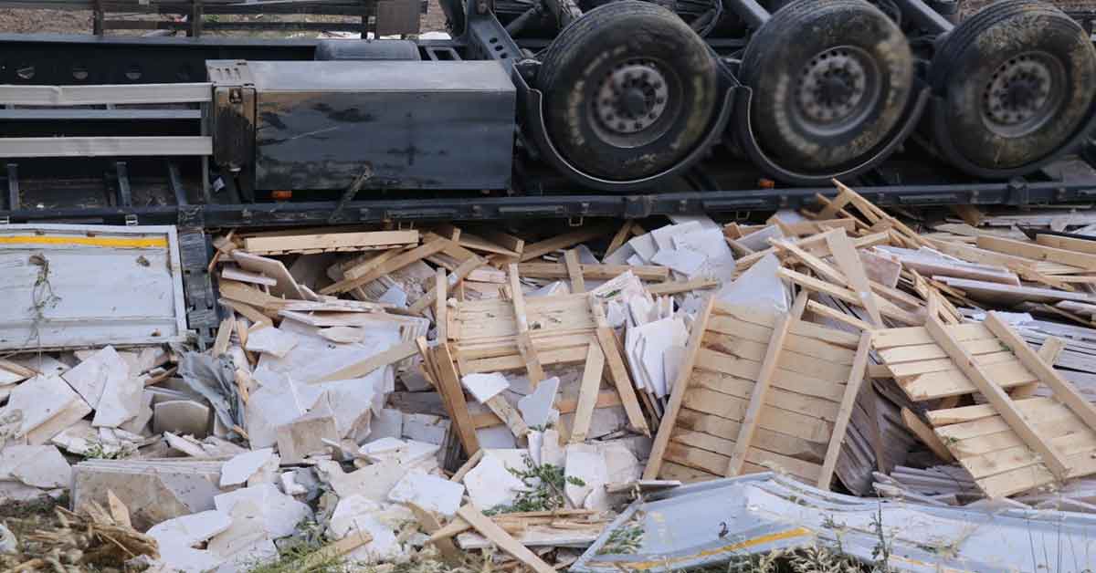 Mermer yüklü tır devrildi baba öldü oğlu ağır yaralandı