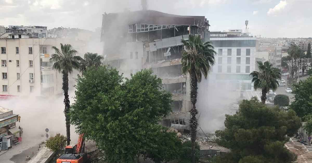 Şanlıurfa’da belediye binasının yıkım anı kamerada
