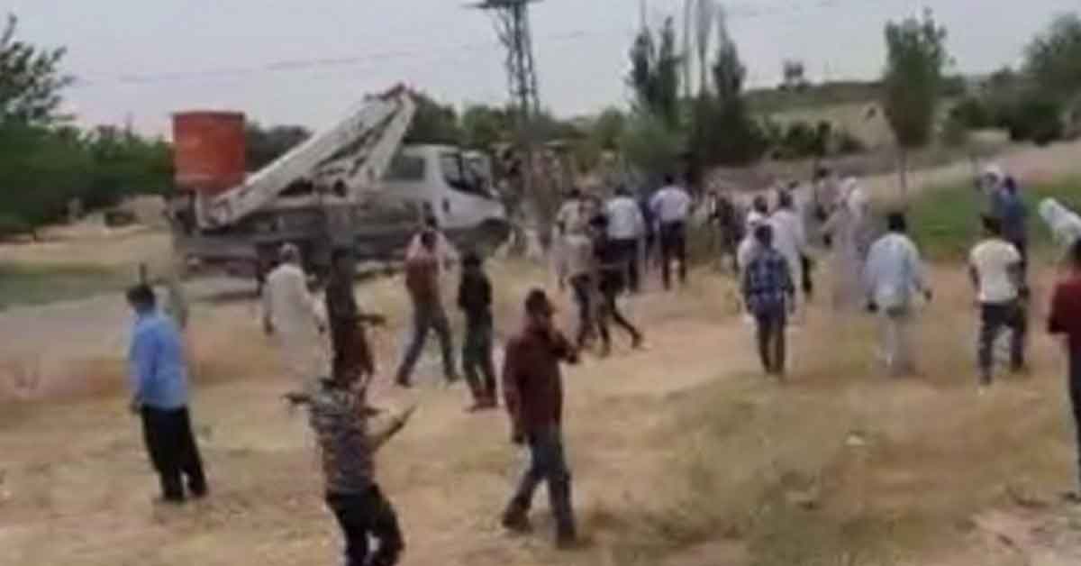 Urfa'da Elektriği kesen ekipler ile köylüler karşı karşıya geldi