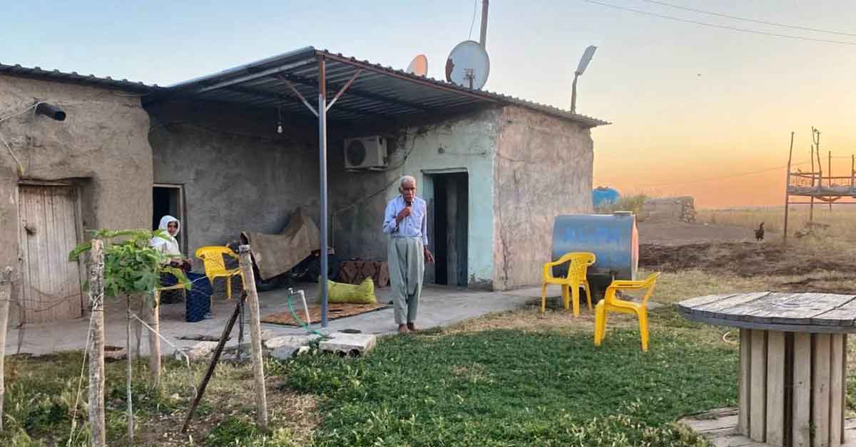 Urfa'da Çocuğu olmayan yaşlı çift ölen köpekleri için gözyaşı döktü