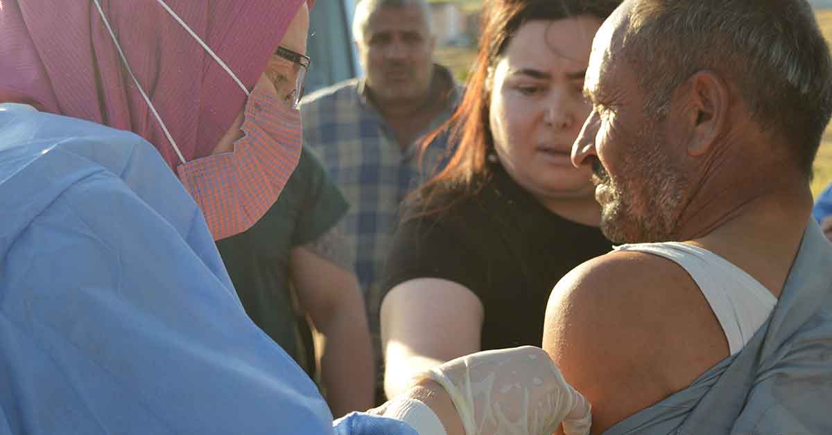 Tarımın bel kemiği Urfalı işçiler çadırlarında aşılandı 2 Tarımın bel kemiği Urfalı işçiler çadırlarında aşılandı