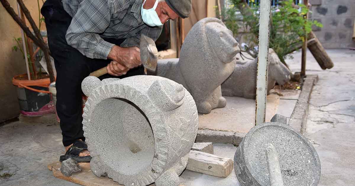 Urfa'da taşlara şekil vererek eserler ortaya çıkarıyor