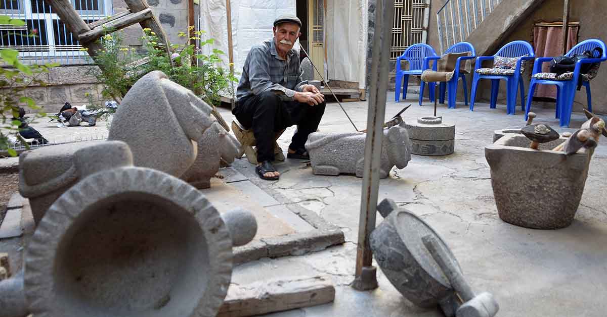 Urfa'da taşlara şekil vererek eserler ortaya çıkarıyor