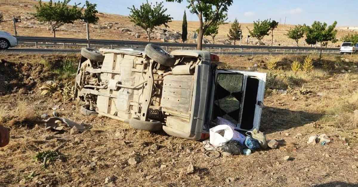 Şanlıurfa'da devrilen otomobildeki 3 kişi yaralandı 1 Şanlıurfa'da devrilen otomobildeki 3 kişi yaralandı