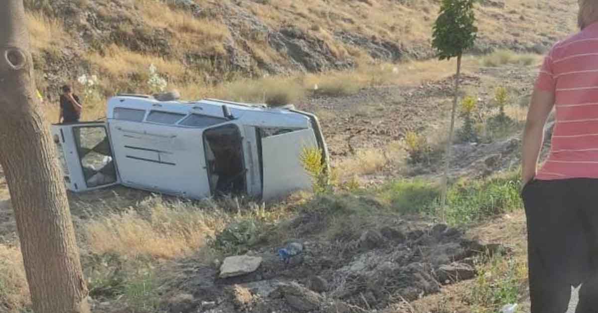 Şanlıurfa'da devrilen otomobildeki 3 kişi yaralandı 2 Şanlıurfa'da devrilen otomobildeki 3 kişi yaralandı