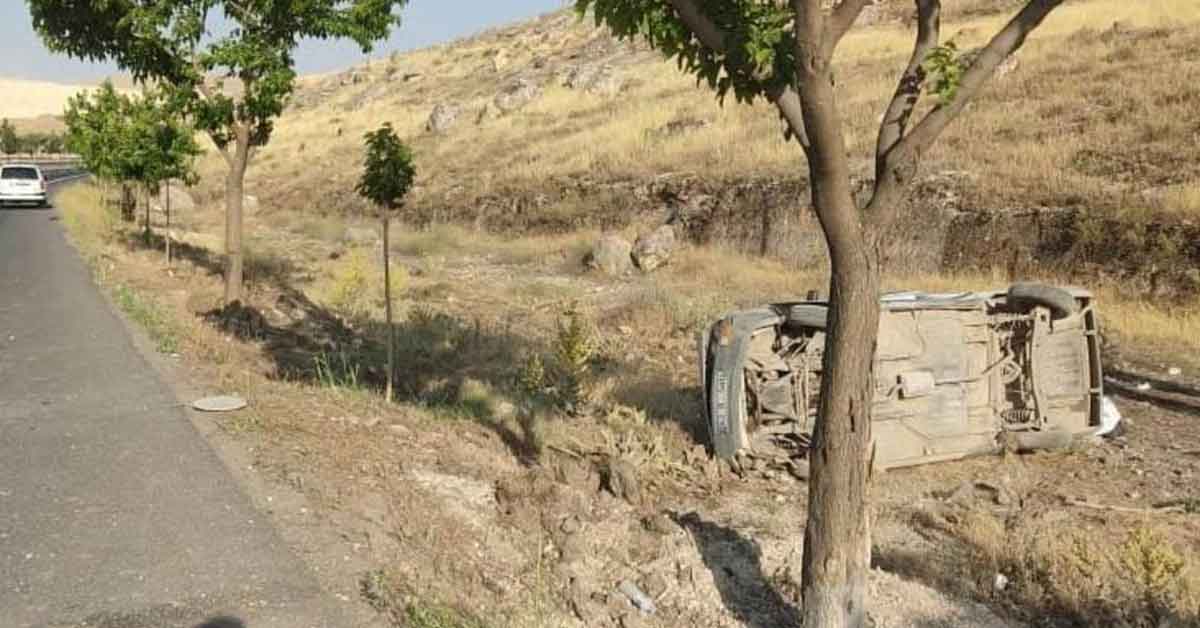 Şanlıurfa'da devrilen otomobildeki 3 kişi yaralandı 3 Şanlıurfa'da devrilen otomobildeki 3 kişi yaralandı