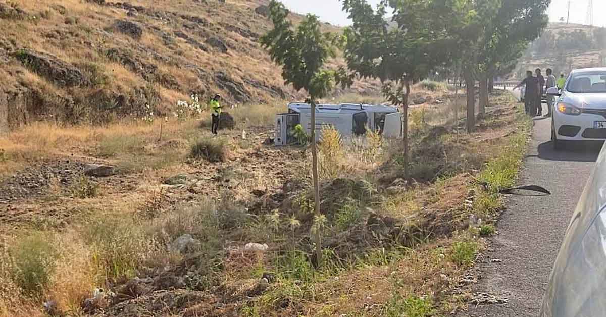 Şanlıurfa'da devrilen otomobildeki 3 kişi yaralandı 4 Şanlıurfa'da devrilen otomobildeki 3 kişi yaralandı