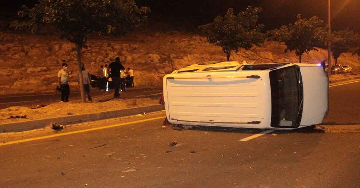 Urfa'da Trafik kazası ekipler uçurumda yaralı aradı 6 Urfa'da Trafik kazası ekipler uçurumda yaralı aradı