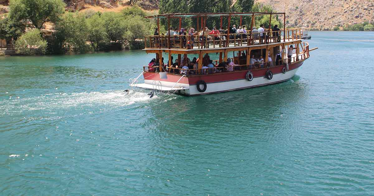 Halfeti’ye turist akını