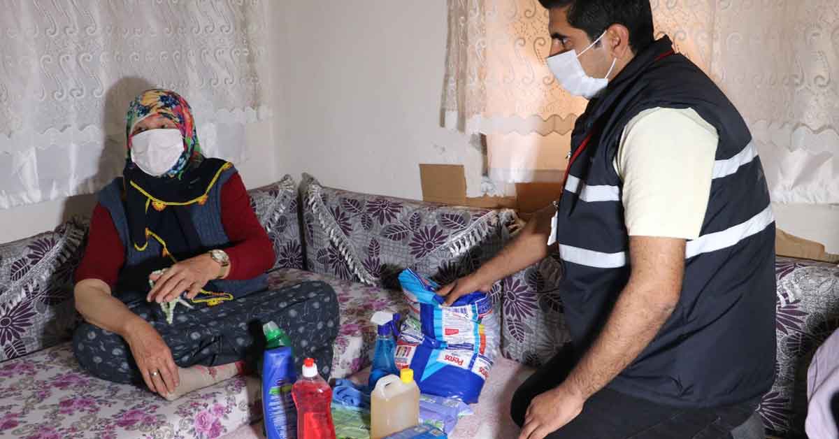 Urfa'da Evden çıkamayanların yardımına ekipler koşuyor