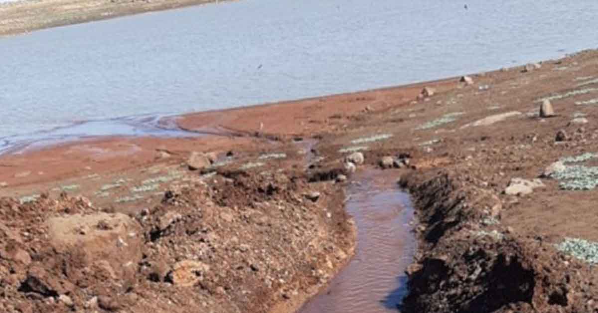 Urfa'da balıklar ölmesin diye kuyudan gölete su takviyesi