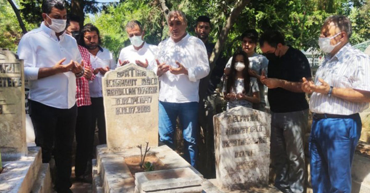 Uyanık mezarı başında anıldı 1 Uyanık mezarı başında anıldı