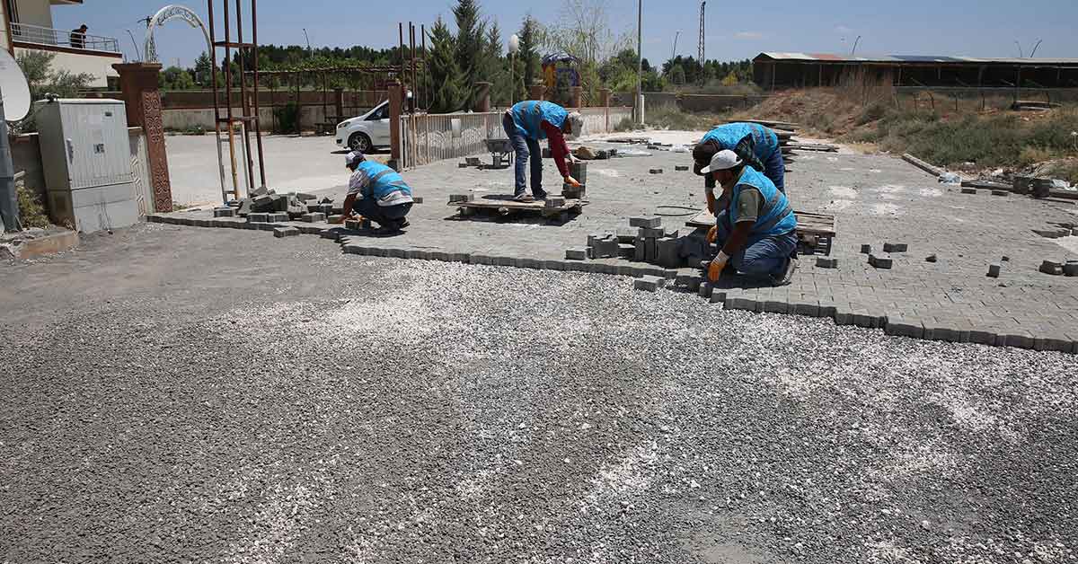 Haliliye'de 3 Parke döşeme çalışması