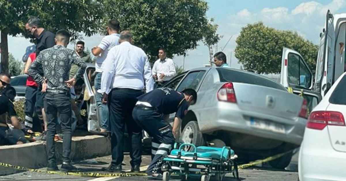 Urfa'da Kamyon ile otomobil çarpıştı: 1 ölü, 2 yaralı 1 Urfa'da Kamyon ile otomobil çarpıştı: 1 ölü, 2 yaralı