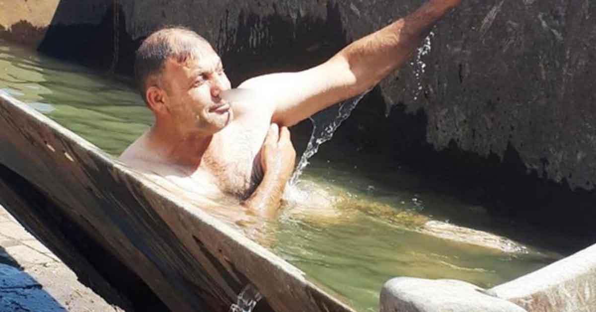 Urfa'da Sıcaklıktan bunalınca kepçeyi havuza çevirdi