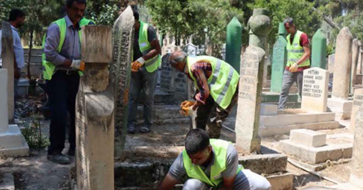 Şanlıurfa'da mezarlıklar Kurban Bayramı'na hazır